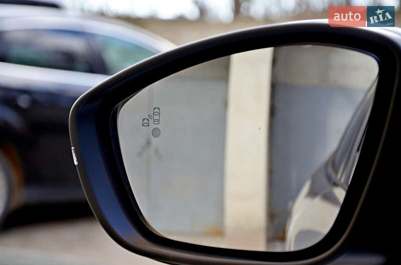 Позашляховик / Кросовер Peugeot e-2008 2023 в Івано-Франківську