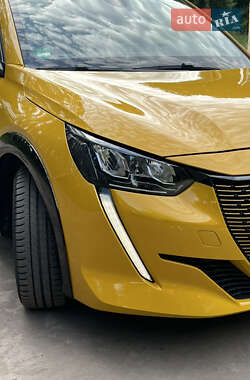 Хетчбек Peugeot e-208 2022 в 