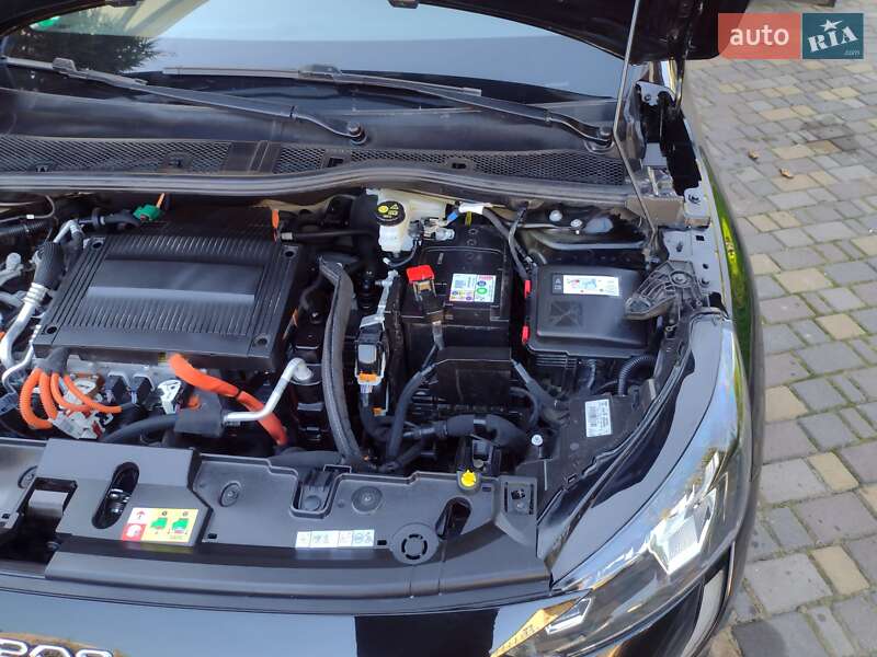 Хетчбек Peugeot e-208 2023 в Дубні