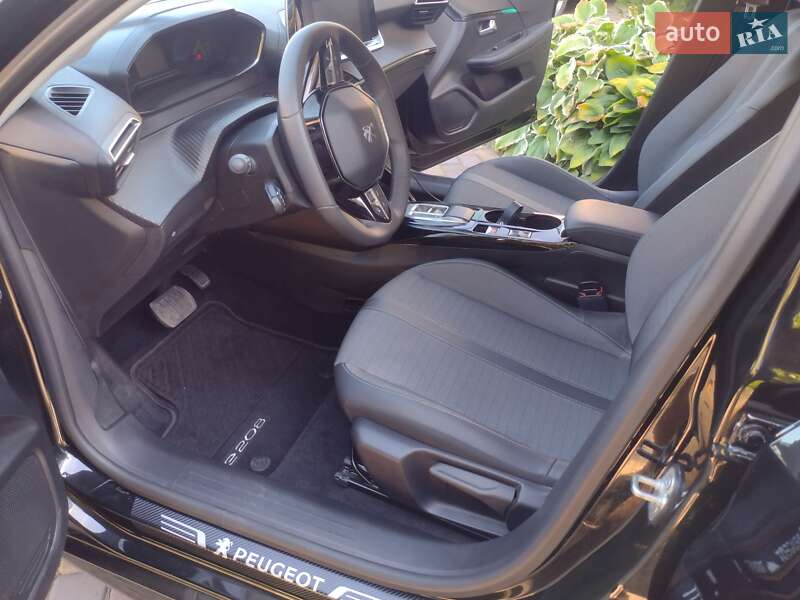 Хетчбек Peugeot e-208 2023 в Дубні