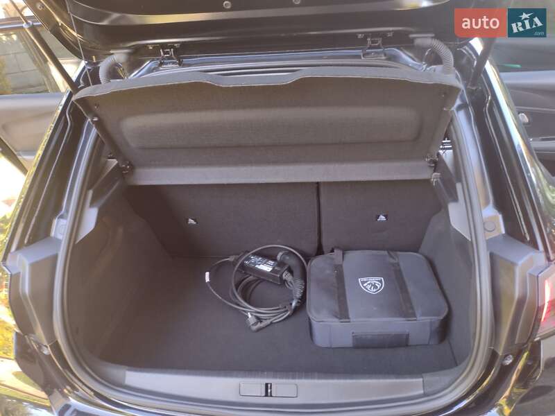 Хетчбек Peugeot e-208 2023 в Дубні