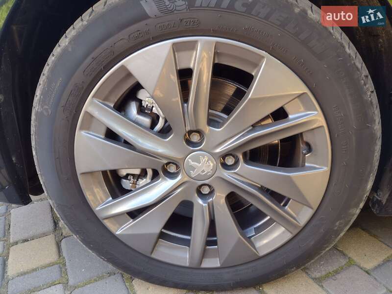 Хетчбек Peugeot e-208 2023 в Дубні