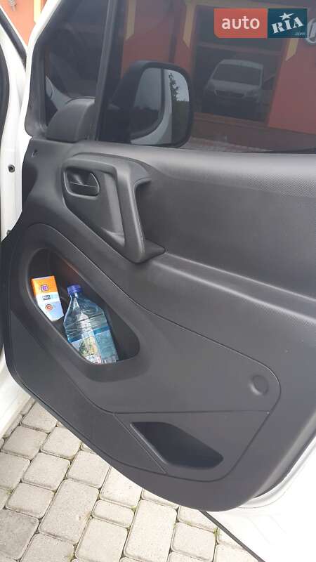 Вантажопасажирський фургон Peugeot Expert 2016 в Іршаві фото 12 Вантажопасажирський фургон Peugeot Expert 2016 в Іршаві