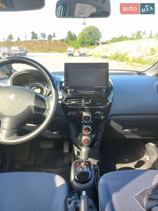 Хэтчбек Peugeot iOn 2011 в Львове