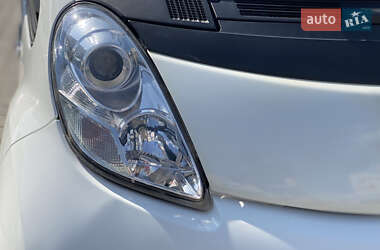 Хетчбек Peugeot iOn 2011 в 