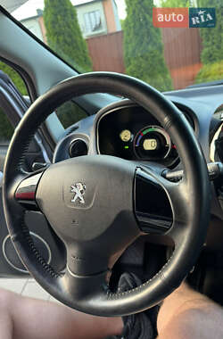 Хетчбек Peugeot iOn 2011 в 