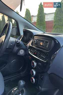 Хетчбек Peugeot iOn 2011 в 