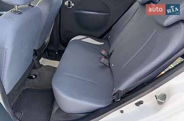 Хэтчбек Peugeot iOn 2015 в 