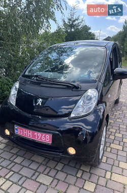 Хэтчбек Peugeot iOn 2012 в 