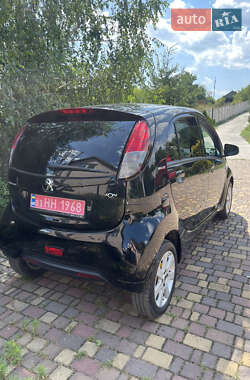 Хэтчбек Peugeot iOn 2012 в 