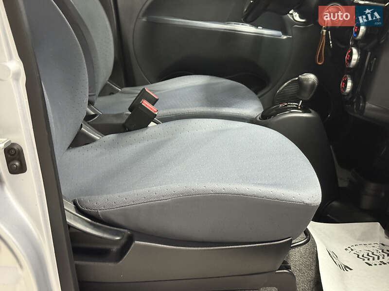 Хетчбек Peugeot iOn 2011 в Володимирі