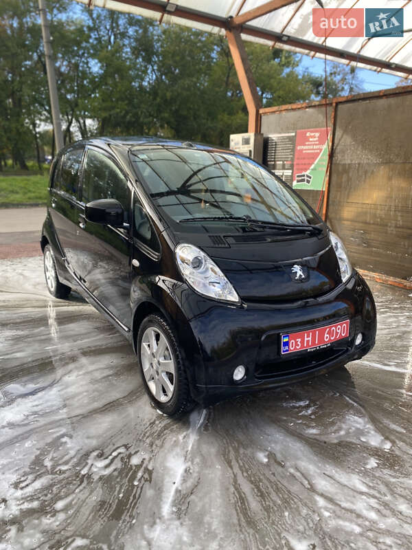 Хэтчбек Peugeot iOn 2013 в 