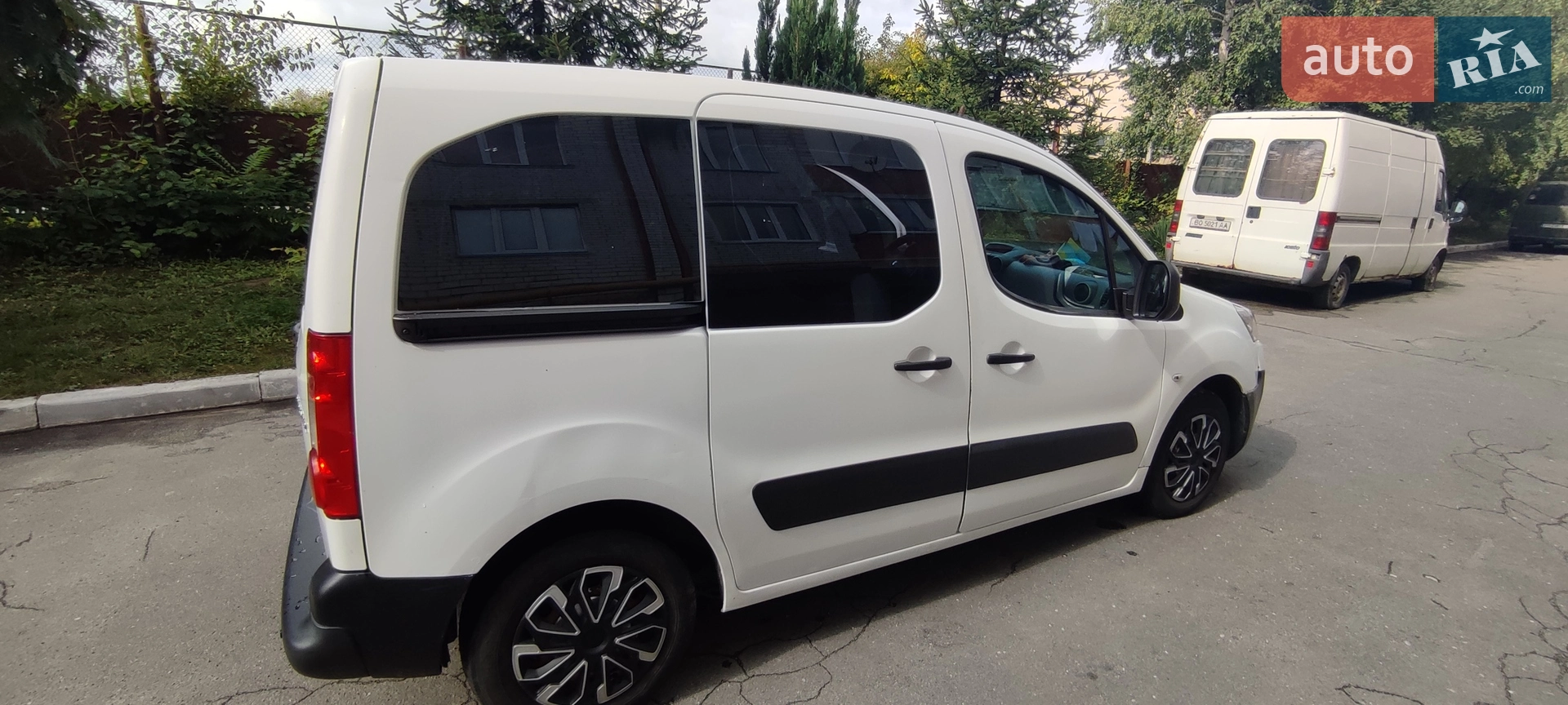 2011 Peugeot Partner - мініатюра 10
