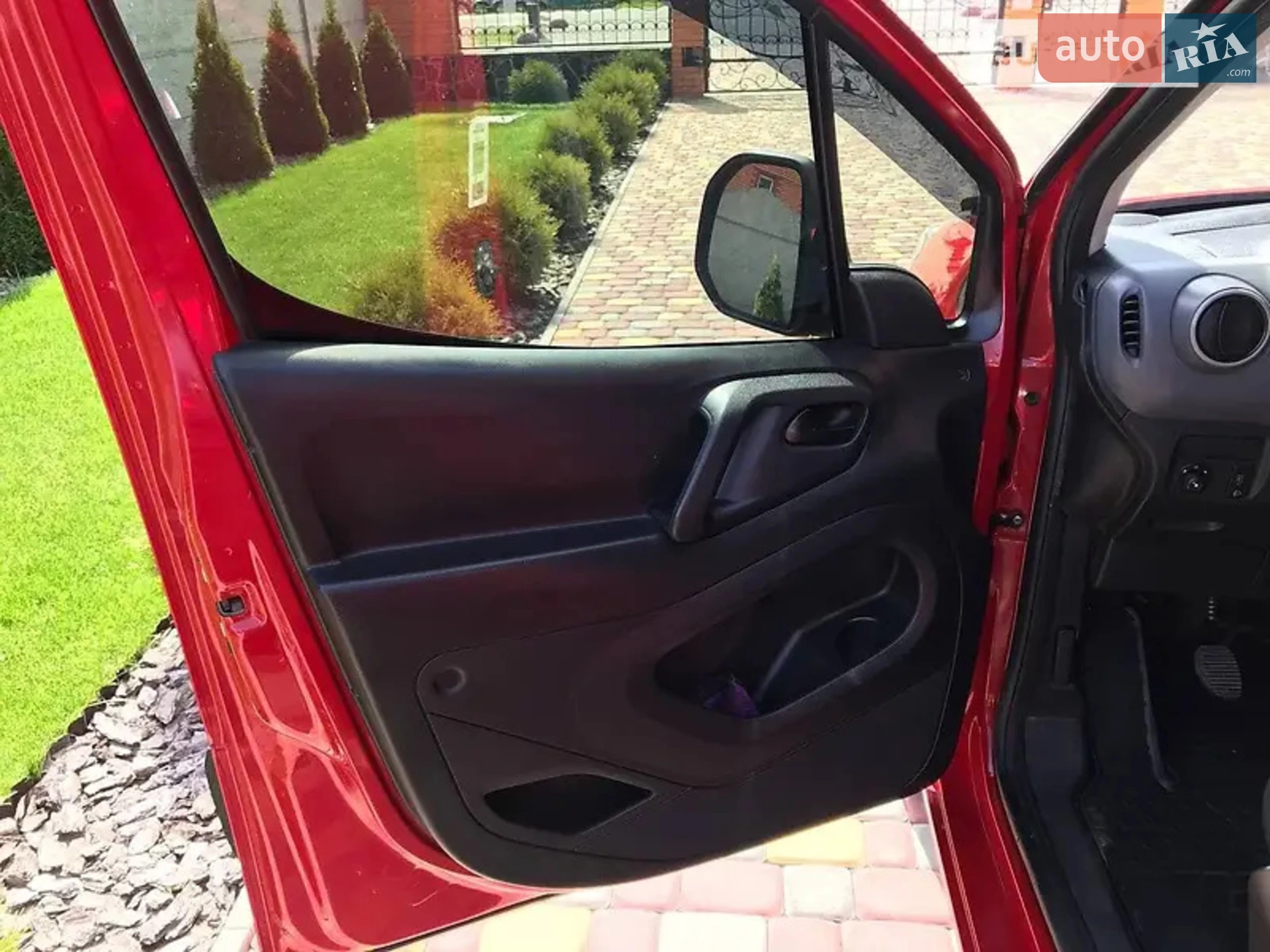 2011 Peugeot Partner - мініатюра 28
