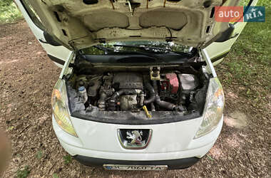 Вантажопасажирський фургон Peugeot Partner 2011 в 