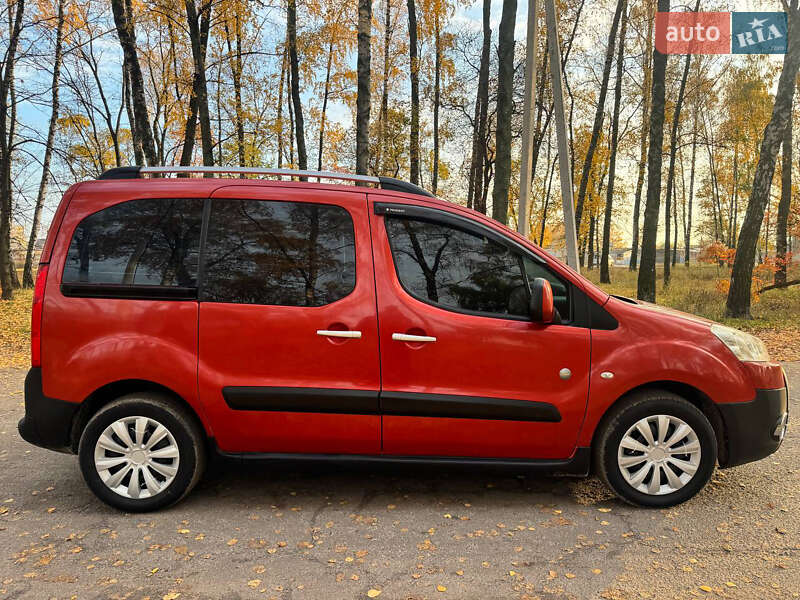 Мінівен Peugeot Partner 2010 в Охтирці