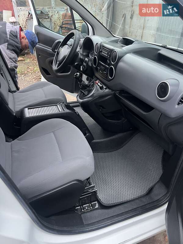 Грузовой фургон Peugeot Partner 2015 в Черновцах