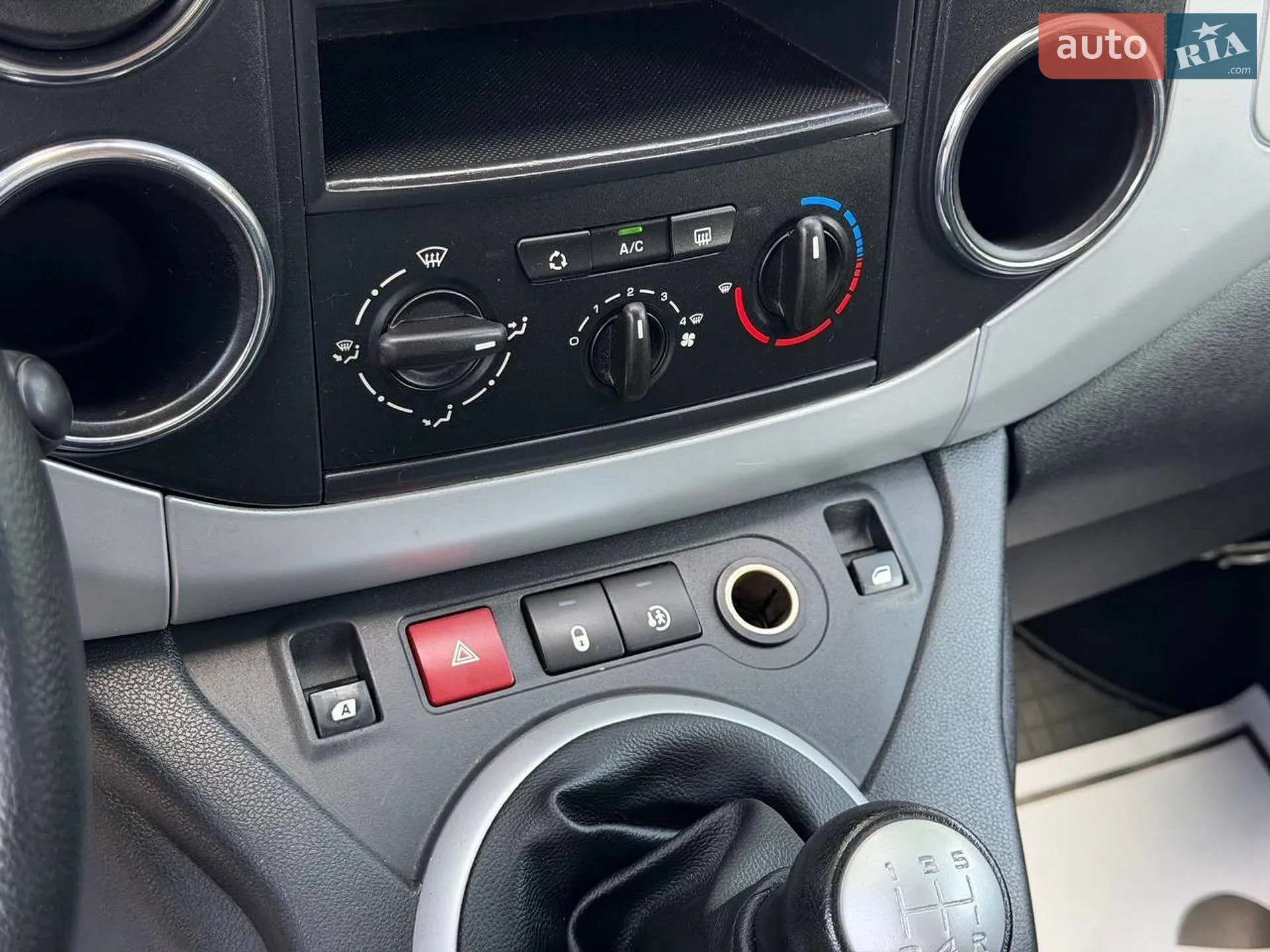 2015 Peugeot Partner - мініатюра 32