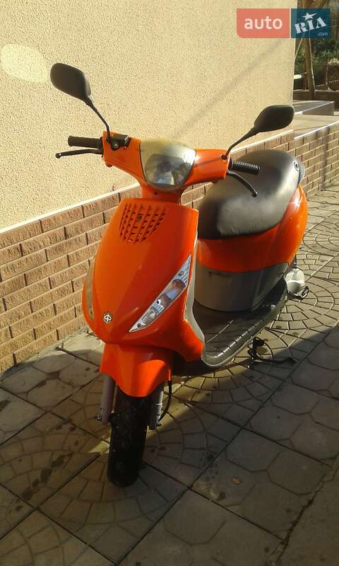 Скутер Piaggio Zip 2000 в 