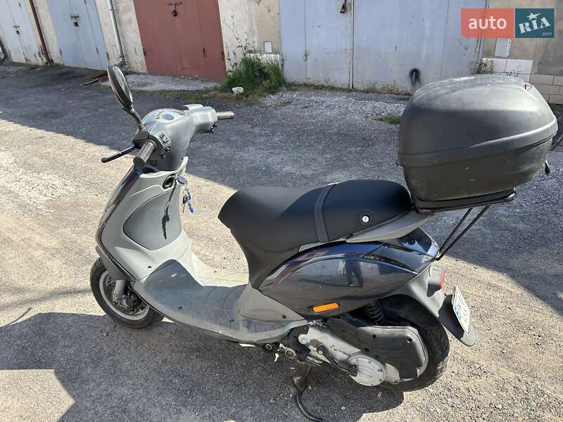Макси-скутер Piaggio Zip 2000 в Ровно