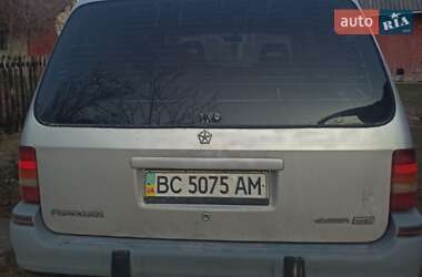 Минивэн Plymouth Voyager 1993 в 