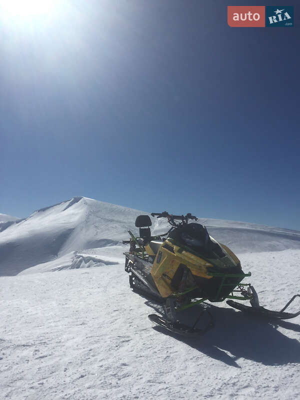 Гірські снігоходи Polaris 800 2015 в Рахові