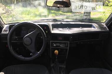 Хетчбек Pontiac Lemans 1989 в 