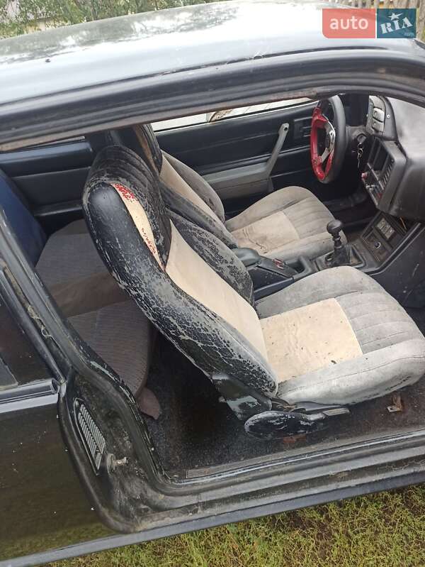 Купе Pontiac Sunbird 1990 в Надворной