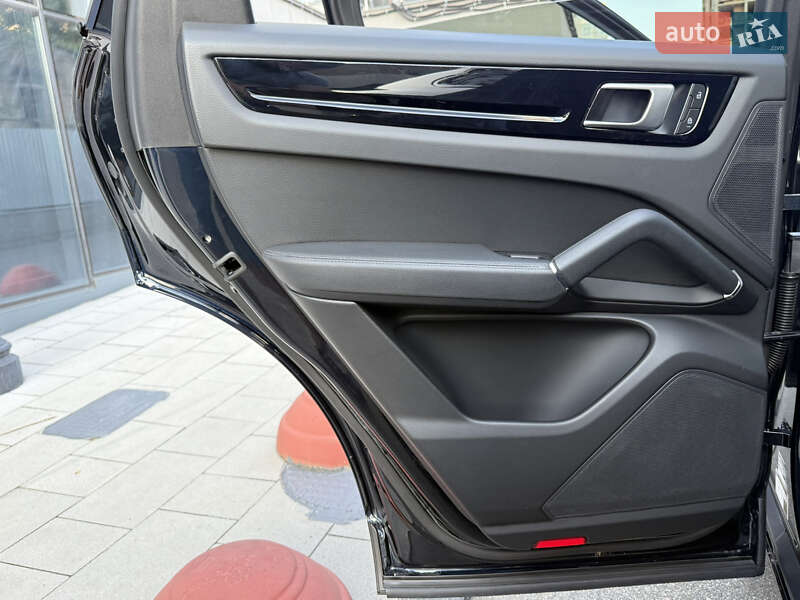 Внедорожник / Кроссовер Porsche Cayenne Coupe 2023 в Киеве