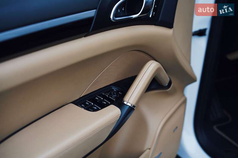 Позашляховик / Кросовер Porsche Cayenne 2014 в Києві