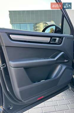 Внедорожник / Кроссовер Porsche Cayenne 2017 в 