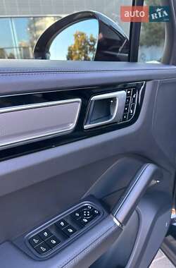 Внедорожник / Кроссовер Porsche Cayenne 2017 в 