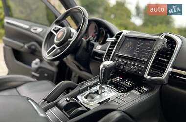 Внедорожник / Кроссовер Porsche Cayenne 2015 в 