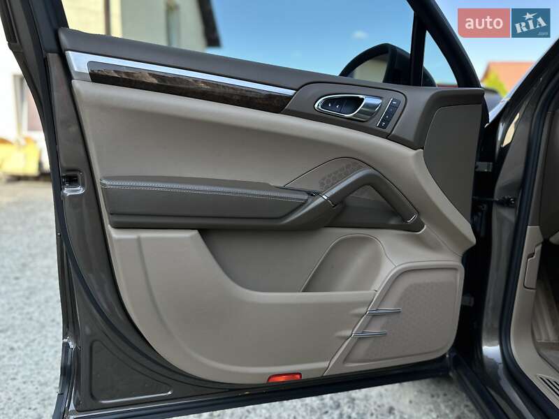 Внедорожник / Кроссовер Porsche Cayenne 2012 в Калуше