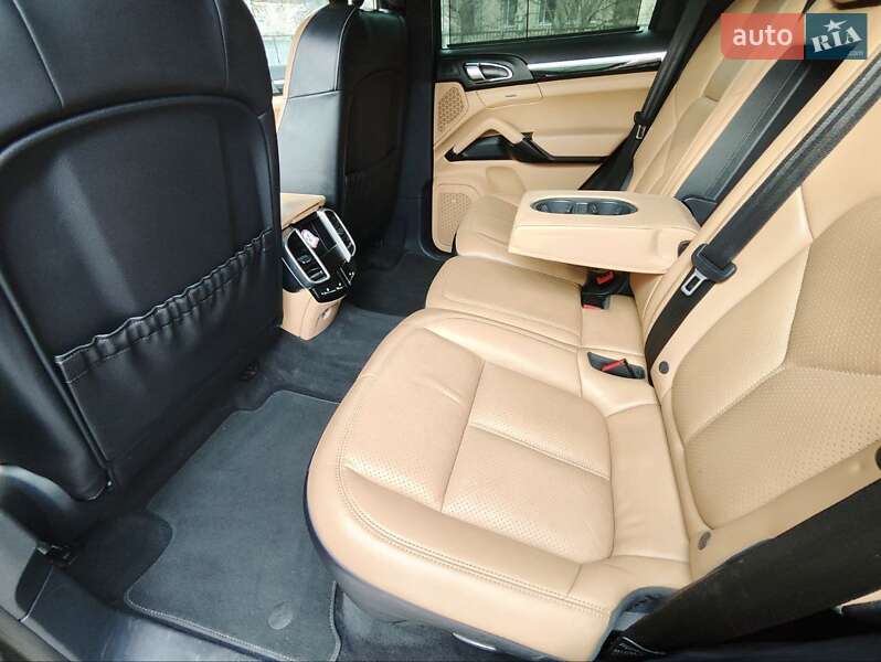 Внедорожник / Кроссовер Porsche Cayenne 2016 в Киеве