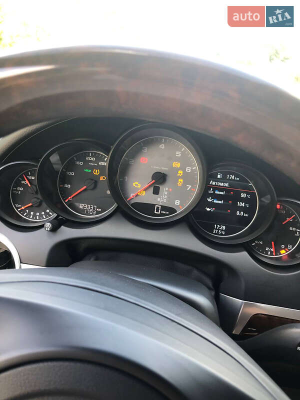 Позашляховик / Кросовер Porsche Cayenne 2011 в Львові