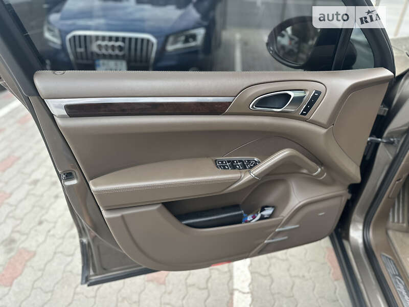 Внедорожник / Кроссовер Porsche Cayenne 2012 в Луцке