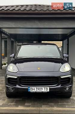Внедорожник / Кроссовер Porsche Cayenne 2017 в 