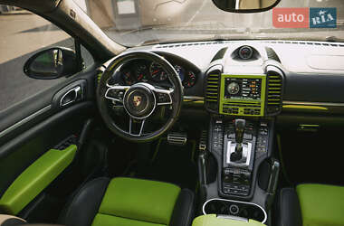 Внедорожник / Кроссовер Porsche Cayenne 2015 в 