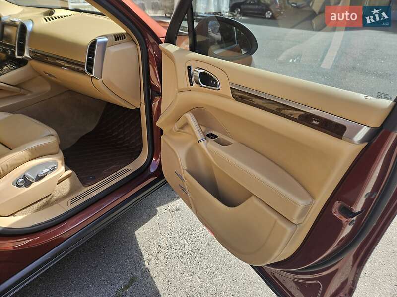 Позашляховик / Кросовер Porsche Cayenne 2012 в Києві