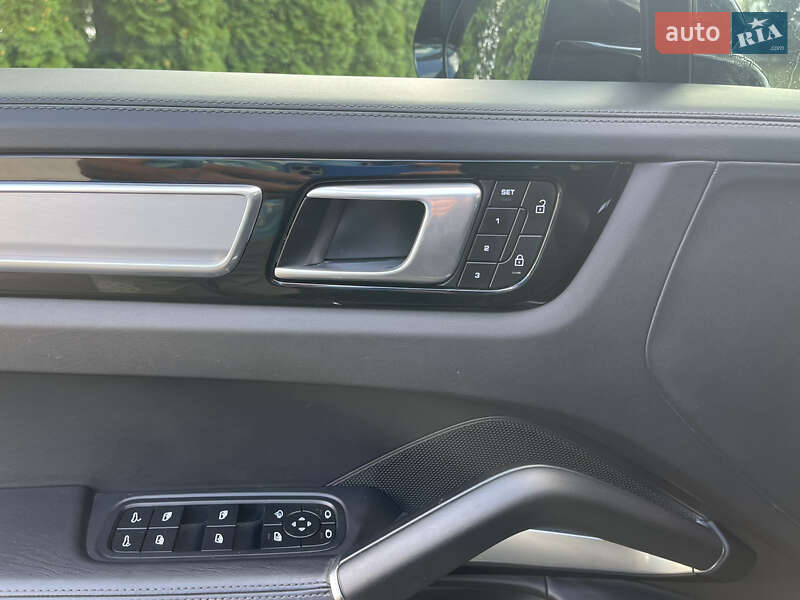 Позашляховик / Кросовер Porsche Cayenne 2021 в Києві
