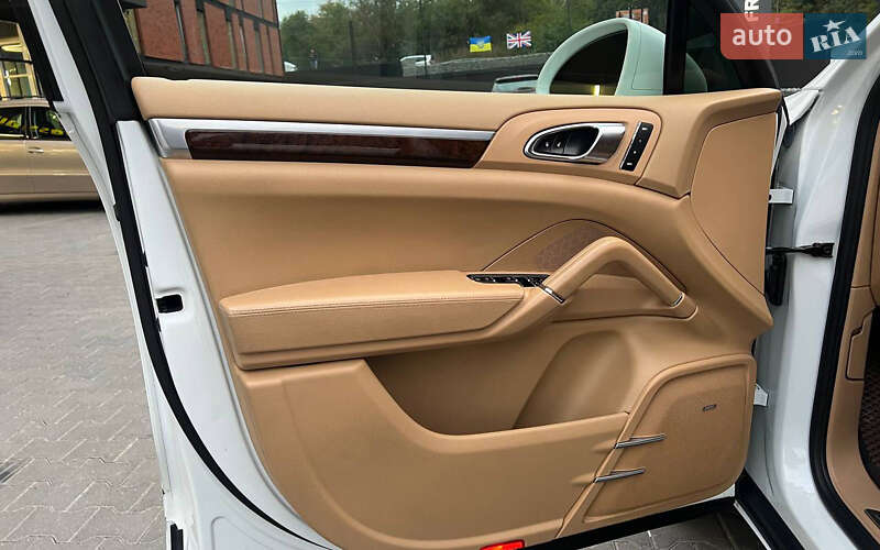 Позашляховик / Кросовер Porsche Cayenne 2012 в Чернівцях