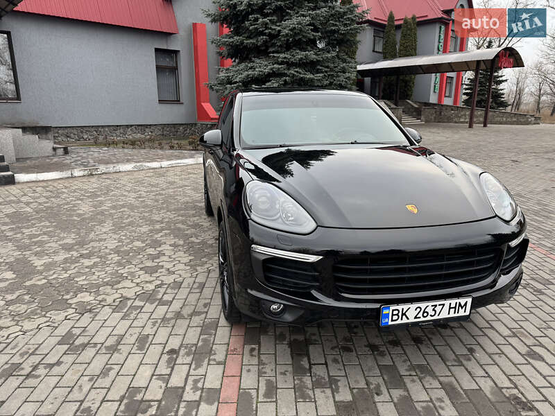 Внедорожник / Кроссовер Porsche Cayenne 2016 в Днепре