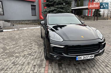 Внедорожник / Кроссовер Porsche Cayenne 2016 в 