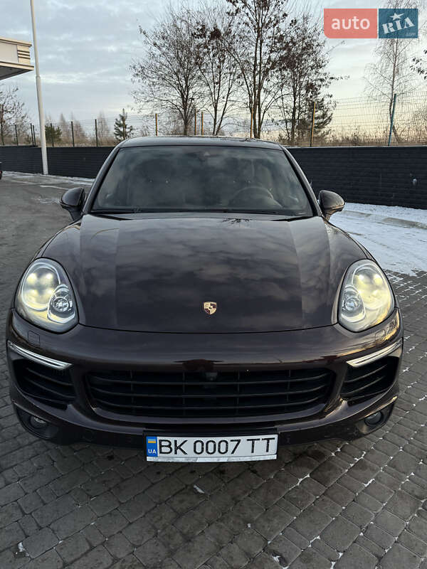 Внедорожник / Кроссовер Porsche Cayenne 2015 в Ровно