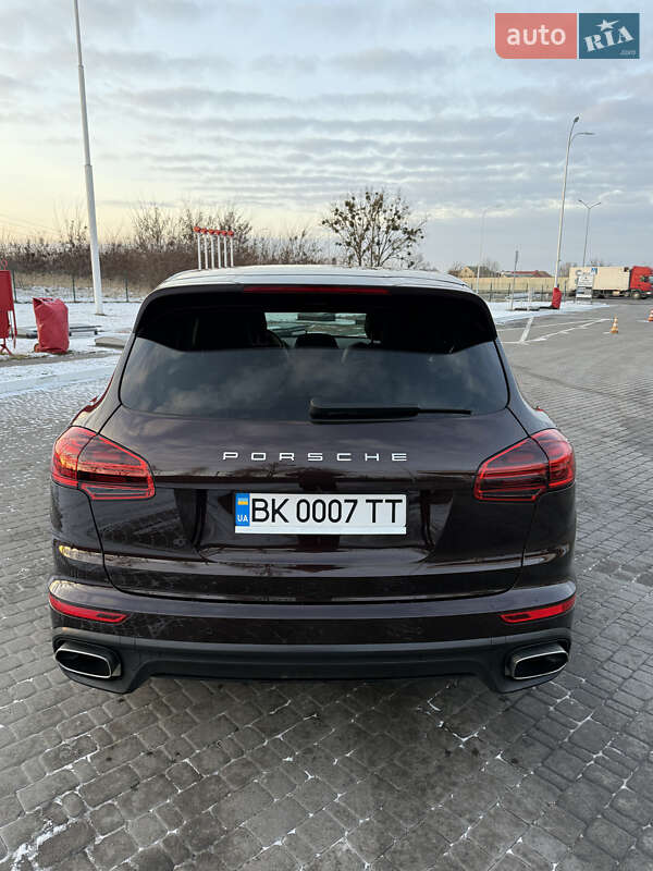 Внедорожник / Кроссовер Porsche Cayenne 2015 в Ровно