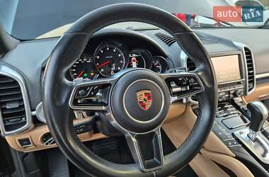 Внедорожник / Кроссовер Porsche Cayenne 2015 в 