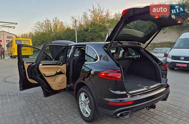 Внедорожник / Кроссовер Porsche Cayenne 2015 в 
