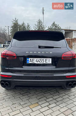 Внедорожник / Кроссовер Porsche Cayenne 2015 в 