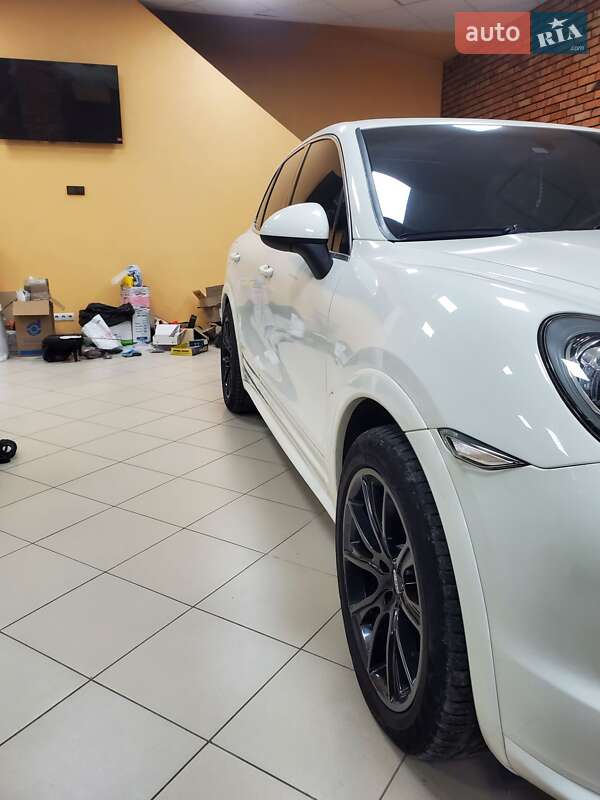 Внедорожник / Кроссовер Porsche Cayenne 2011 в Запорожье